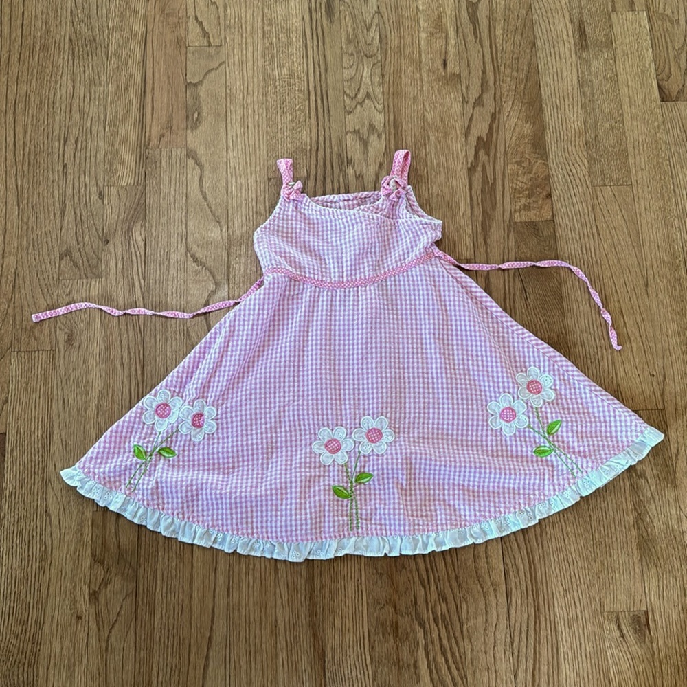 Pink gingham 4T dress with a twirly skirt & daisy appliqués